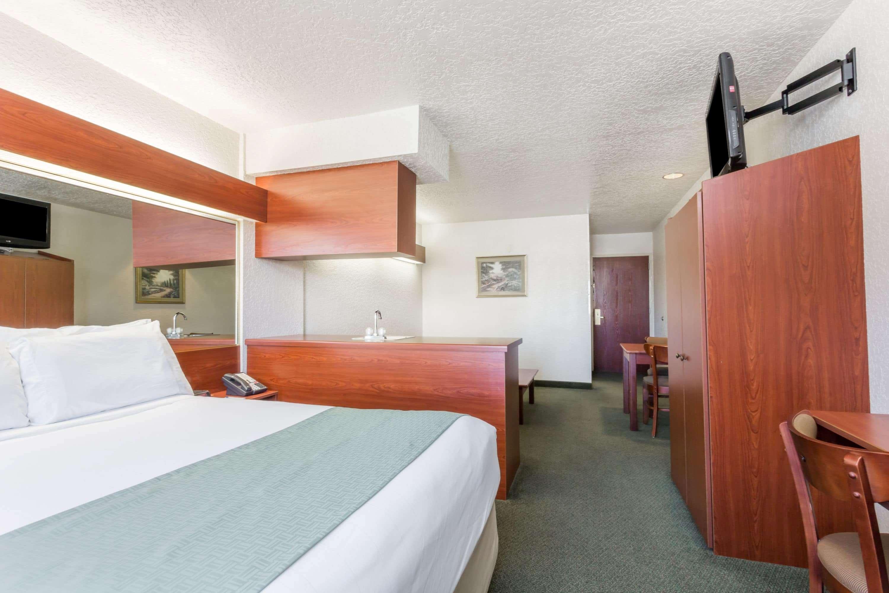Microtel Inn & Suites Marianna Exterior photo
